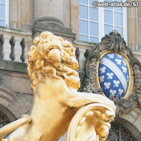 Goldener Löwe und Wappen vor dem Kasseler Rathaus