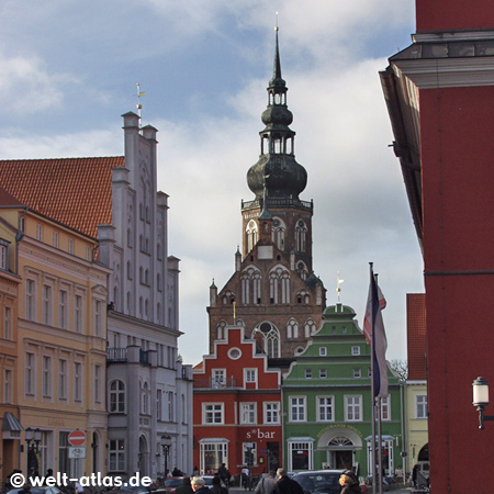 Turm von St. Nikolai hinter Giebelhäusern am Markt