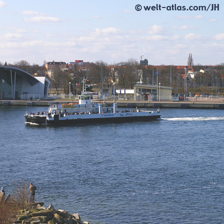 Fähre im Hafen Warnemünde