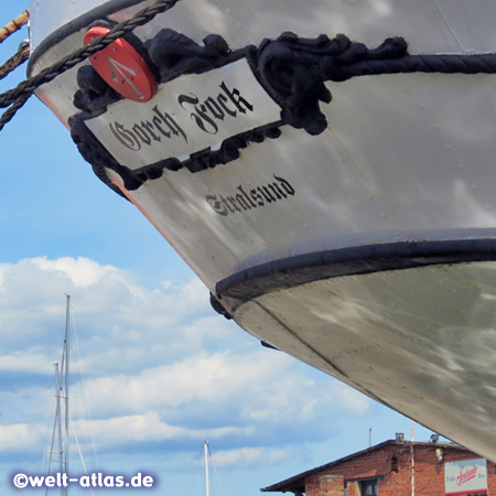 Heck des Segelschulschiffs Gorch Fock im Hafen von Stralsund