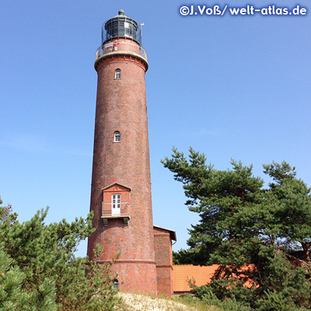 Der Leuchtturm Darßer Ort in den Dünen an der Spitze der Halbinsel Fischland-Darß-Zingst am Rande eines großen Waldgebietes - Position Breite: 54° 28' N, Länge: 012° 30' E