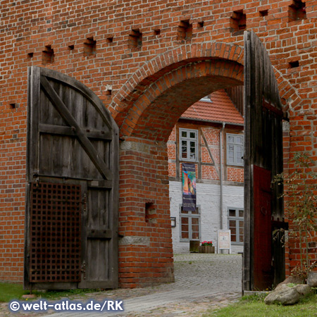 Wooden gate, Old Castle, Neustadt-Glewe