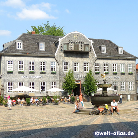 Marktplatz und Marktbrunnen mit Adler in Goslar