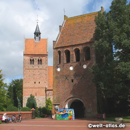 Die romanisch-gotisch St.-Johannes-Kirche mit freistehendem Glockenturm am Marktplatz 
