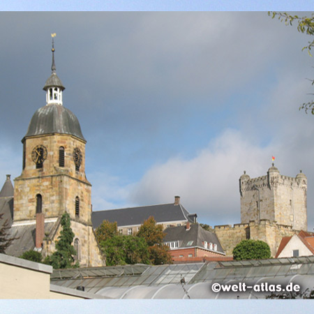 Kirchturm, dahinter der Pulverturm der Burg Bentheim 