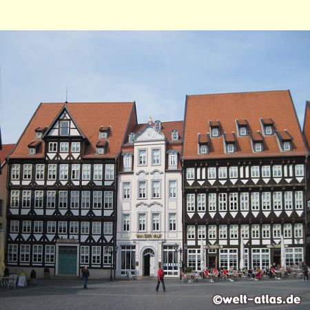 Die schönen Fachwerkfassaden am Marktplatz in Hildesheim wurden wieder aufgebaut, links die Stadtschänke, rechts das Wollenwebergildehaus und in der Mitte das Rokokohaus, heute Valk Hotel Hildesheim