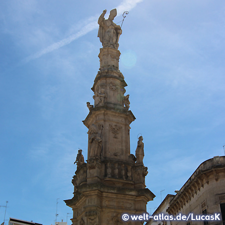 Der Heilige Oronzo, Patron von Ostuni auf hoher Säule im Zentrum der Altstadt