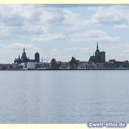 Blick von Altefähr auf Rügen über den Strelasund auf die Türme der alten Hansestadt Stralsund -  UNESCO-Weltkulturerbe