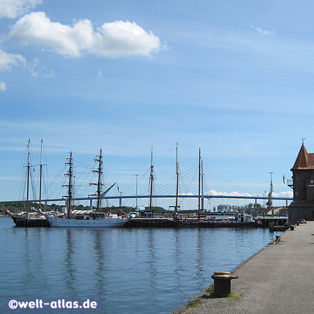 Strelasundquerung und Segelschiffe im Hafen von Stralsund