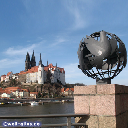 Globus mit Friedenstauben, Blick von der Alten Elbebrücke am rechten Elbufer auf den Burgberg mit dem Dom und der Albrechtsburg, Meißen