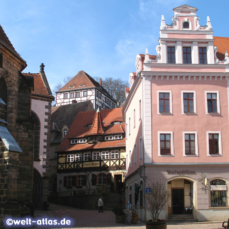 Altes Fachwerkhaus und Romantik Restaurant hinter der Frauenkirche am Marktplatz in Meißen, ehem. Tuchmacherhaus aus dem Jahr 1523