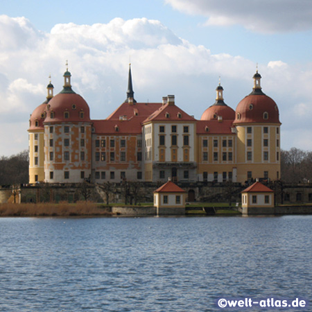 Das sehenswerte Barockschloss Moritzburg, rund 10 km von Dresden entfernt