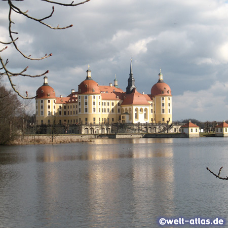 Das Barockschloss Moritzburg, rund 10 km von Dresden entfernt