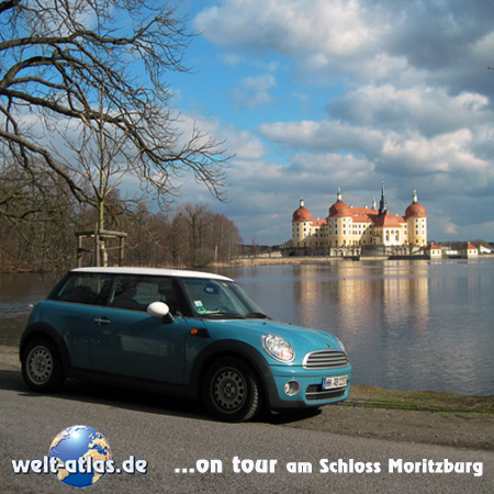 welt-atlas on tour vor dem Barockschloss Moritzburg, rund 10 km von Dresden entfernt