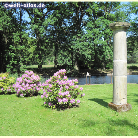 Säule im Schlosspark des Wasserschlosses Mellenthin auf Usedom, Deutschland