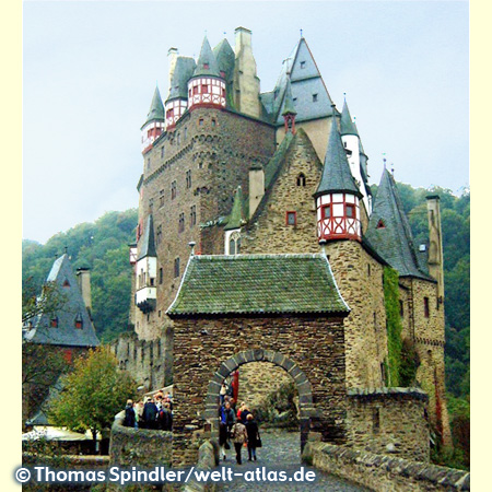 Burg Eltz, eine der schönsten mittelalterlichen  Burgen in Deutschland