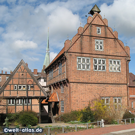 Historischer Speicher und Altes Rathaus mit dem Turm der St. Bartholomäus-Kirche. Wilster