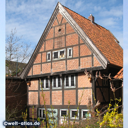 Naturkunde-Museum, historischer Speicher in Wilster mit schönem Fachwerk und Klöntür