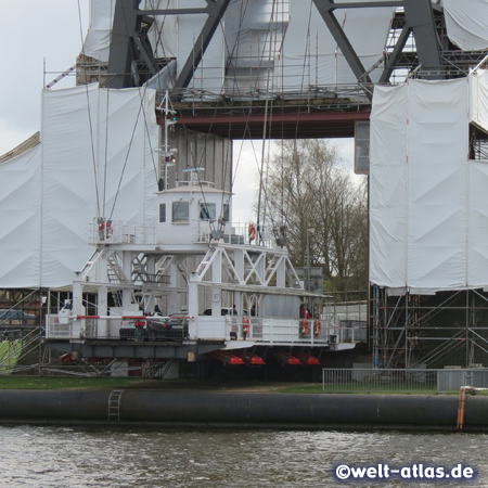Die Schwebefähre unter der Hochbrücke Rendsburg - weltweit sind nur noch wenige Schwebefähren im Einsatz