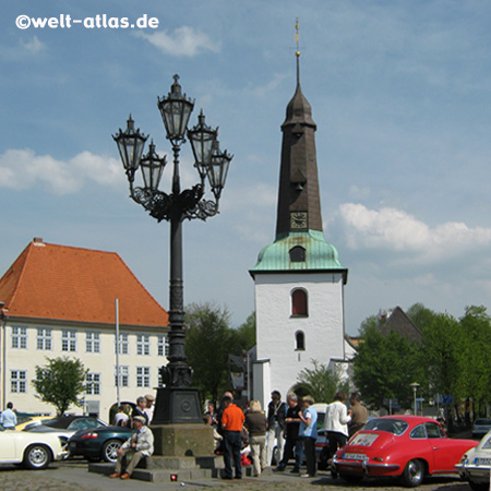 Kandelaber auf dem Marktplatz mit der Stadtkirche in Glückstadt, Kreis Steinburg 