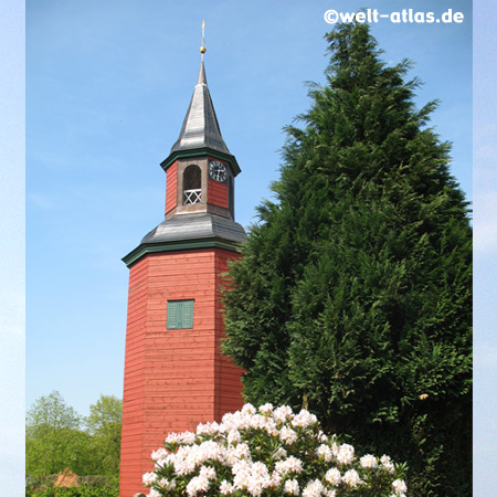 Trinitatis-Kirche in Wewelsfleth mit achteckigen hölzernem Glockenturm, Kreis Steinburg 