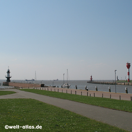 Nord-Ostsee-Kanal, Kiel Canal, Brunsbüttel, lighthouses at mole 1 and 2