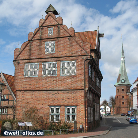 Altes Rathaus und St.-Bartholomäus-Kirche in Wilster