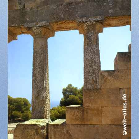 Aphaia Tempel auf Aegina, hoch über dem Saronischen Golf