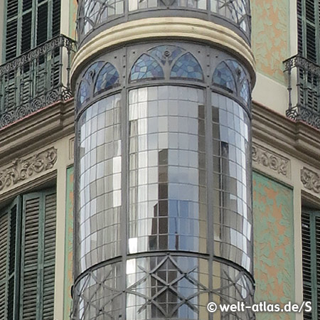 Detail einer wunderschönen Jugendstilfassade in Barcelona