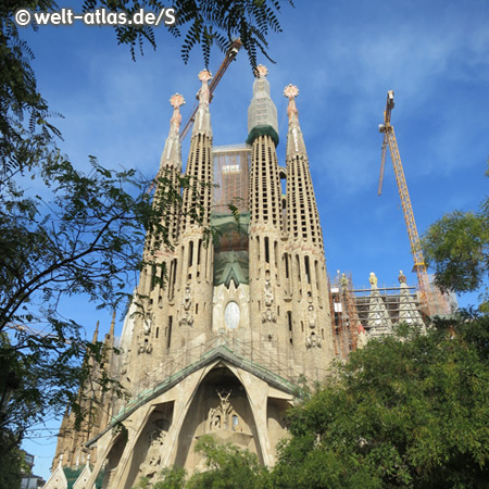 Wahrzeichen der Stadt und die bekannteste Kirche in Barcelona, die Basilika Sagrada Familia - Lebenswerk des berühmten Architekten Antoni Gaudí