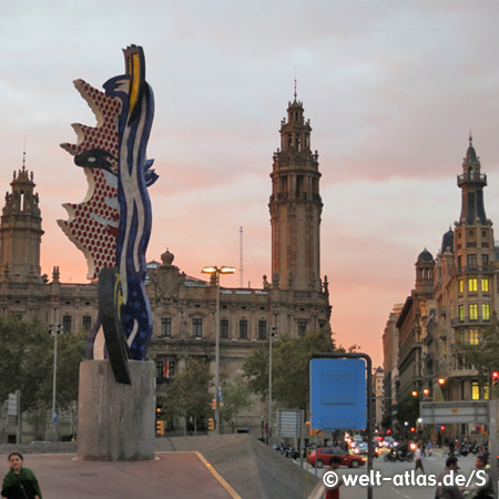 El Cap de Barcelona, Barcelona Head, eine Skulptur von Roy Lichtenstein nahe des Port Vell, im Hintergrund Gebäude am Passeig de Colom