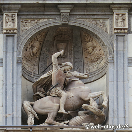 Statue des Sant Jordi (St. Georg), dem Schutzheiligen der Stadt Barcelona am Palast der Generalitat de Catalunya