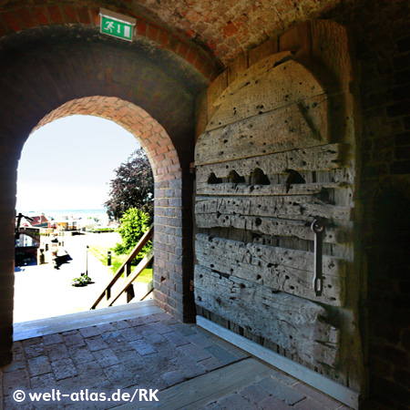 Blick durch das Tor hinunter auf Helsingborg, Schweden