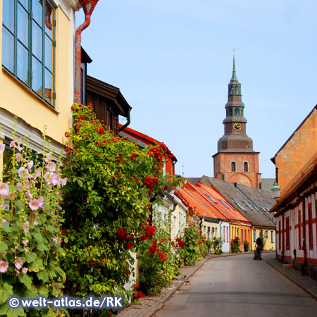 Strasse mit Blick auf Kirche in Ystad, Sweden