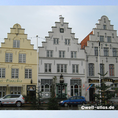 Schöne Häuser mit Treppengiebeln am Marktplatz in  Friedrichstadt