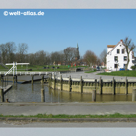 Tönninger Hafen, "Weiße Brücke" und Kirche