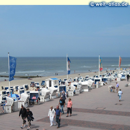 Strandkörbe an der Strandpromenade in Westerland auf der Insel Sylt