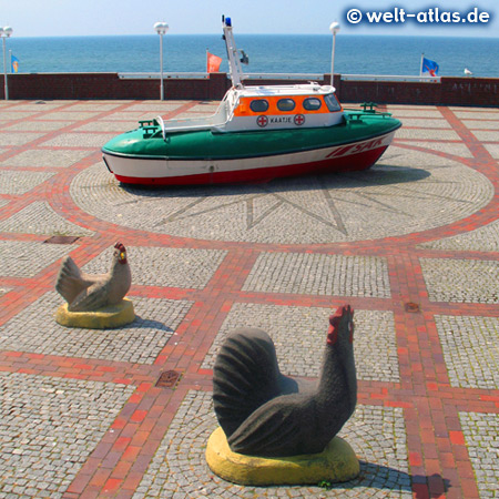 Das Seenotrettungsboot Kaatje liegt seit 2002 auf der Kurpromenade in Westerland, hier mit Hühnern