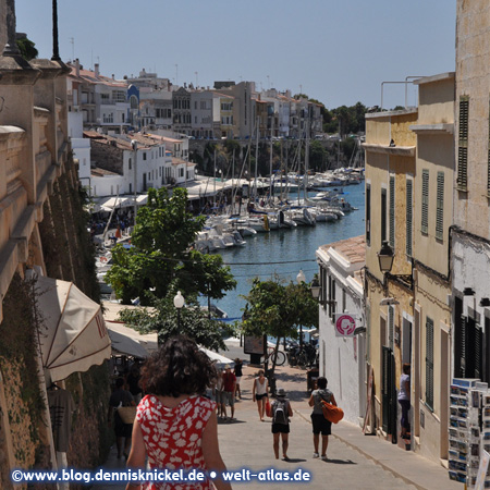 Ciutadella, steep road from the old town to the harbour – Photo: www.blog.dennisknickel.dealso see http://tupamaros-film.de