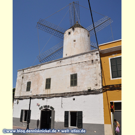 Molí des Comte, historische Windmühle in Ciutadella, Plaça d’Alfonso III - Foto: www.blog.dennisknickel.desiehe auch http://tupamaros-film.de