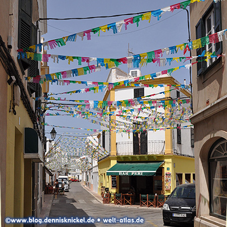 Straßenschmuck für das Fest Sant Cristofol in Es Migjorn Gran auf Menorca - Foto: www.blog.dennisknickel.desiehe auch http://tupamaros-film.de