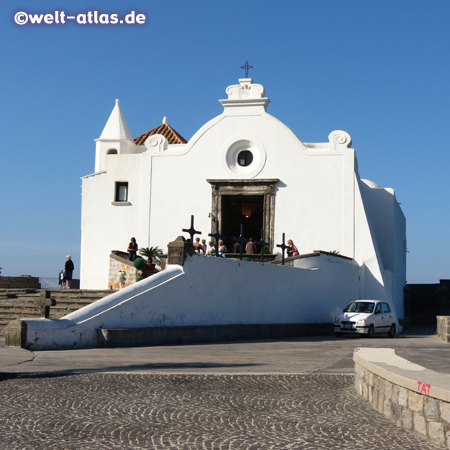 Die Seefahrerkirche Santa Maria del Soccorso steht auf einem kleinen Kap in Forio und ist ein Wahrzeichen