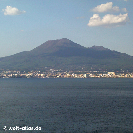 Küste bei Neapel mit Vesuv