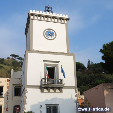Turm des Rathauses in Lacco Ameno auf Ischia