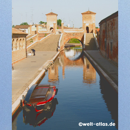 Kanal in Comácchio, Ponte Pallotta, Trepponti, Renaissancebrücke,Lagunenstadt im Po-Delta