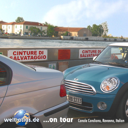 welt-atlas ON TOUR, Mini auf der Autofähre Canale Candiano, Ravenna, Emilia-Romagna, Italien