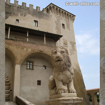 Pitigliano, Löwe vor dem Palazzo Orsini, südl. Toskana, Italien