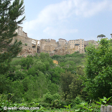 Häuser von Pitigliano auf einem Hochplateau aus Tuffsteinfelsen, Aquädukt, südl. Toskana, Italien