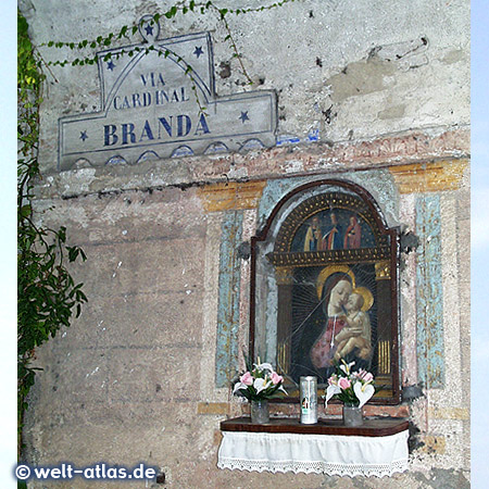 Madonnenbild mit Altar in der Via Cardinal Branda in Castiglione Olona