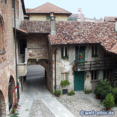 Vor dem Museum in Castiglione Olona